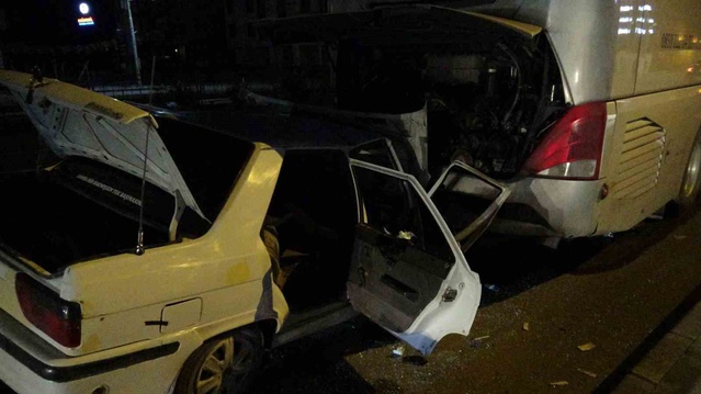 Malatya'da arıza yapan yolcu otobüsüne otomobil çarptı, 1'i ağır 3 kişi yaralandı.