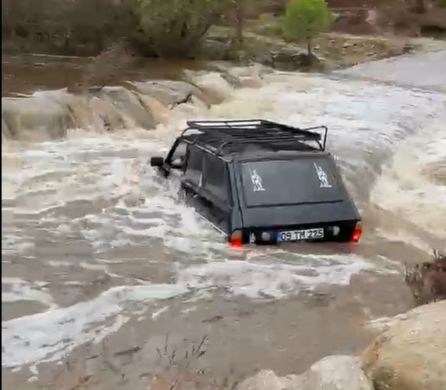 Aydın Koçarlı'da sel sularına kapılan otomobildeki sürücü ve yolcu kurtarıldı