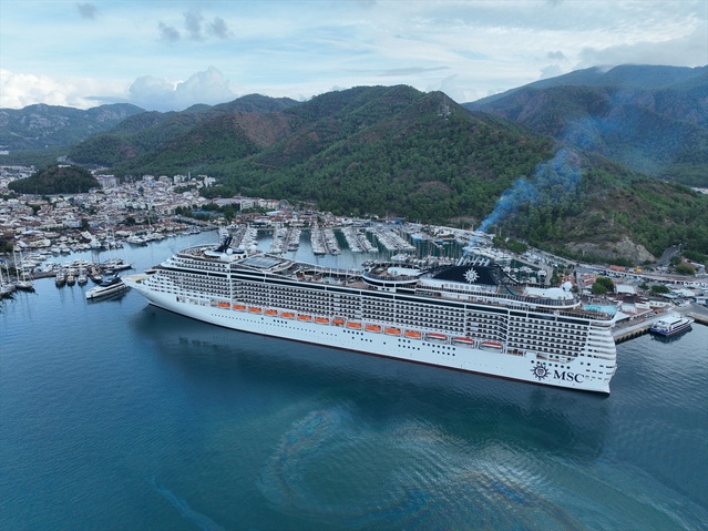 Panama bayraklı MSC Divina, Kuşadası'ndan Marmaris'e 3 bin 749 turist getirdi