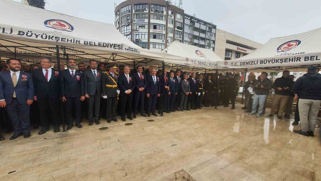 Denizli'de Cumhuriyet'in 103. yıl dönümünde Atatürk Anıtı'na çelenk sunuldu