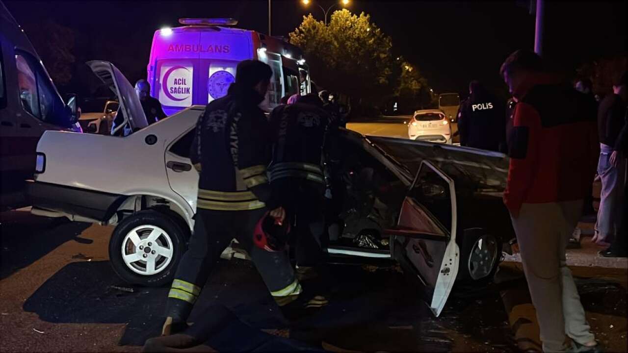 Kırmızı ışıkta geçti, kazaya neden oldu: 5 yaralı!