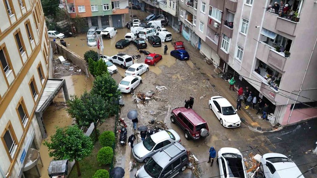 Sarıyer Ayazağa'da sel araçları sürükledi, mahalleli çözüm bekliyor
