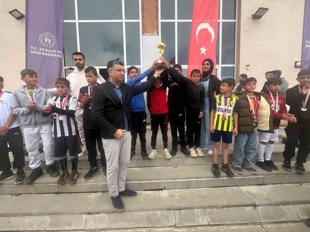 Tekman'da okullar arası yarışmaya 144 öğrenci katıldı, dereceler belli oldu