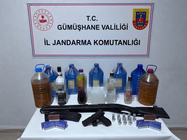 Şiran'da iki köyde jandarma aramasında ruhsatsız silah ve kaçak alkol bulundu