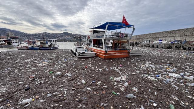 Sağanağın taşıdığı atıklar Zonguldak Limanı'nı kapladı