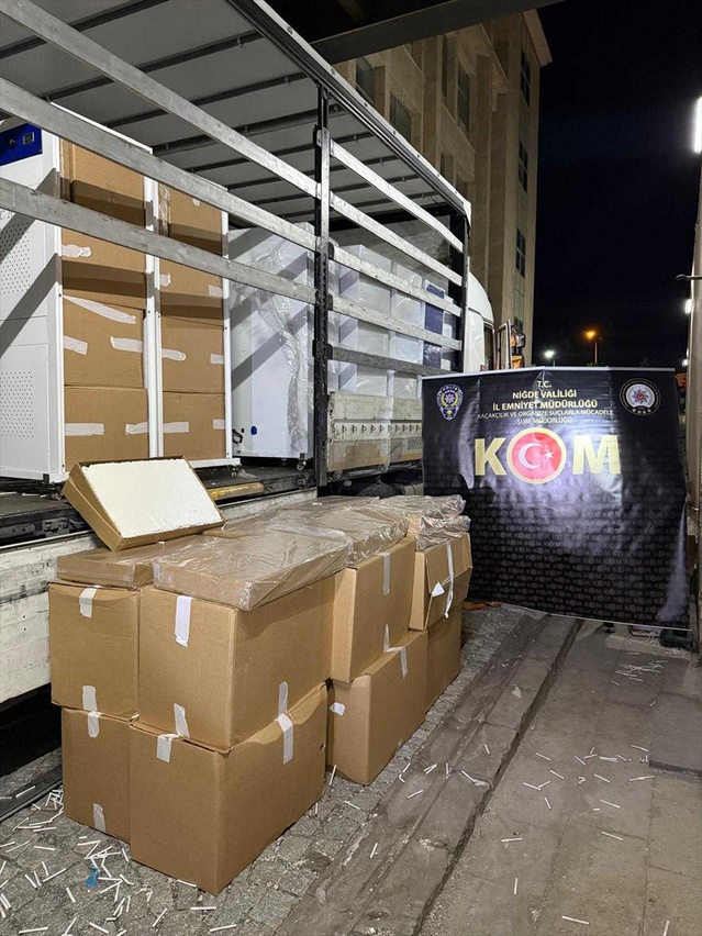 Niğde'de operasyonda 1 milyon 900 bin makaron ele geçirildi, 2 zanlı tutuklandı