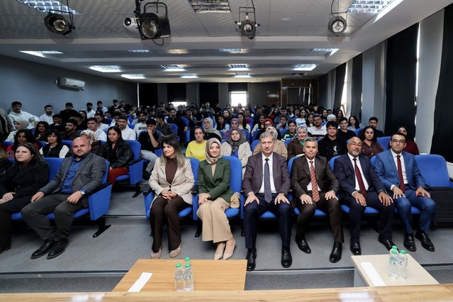 AİÇÜ Rektörü Gülçin, Patnos MYO'da öğrencileri teknoloji bağımlılığına karşı uyardı