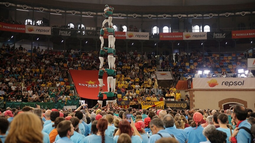 Dayanışma ve birliğin sembolü "insan kuleleri", Tarragona'daki festivalde yükseldi