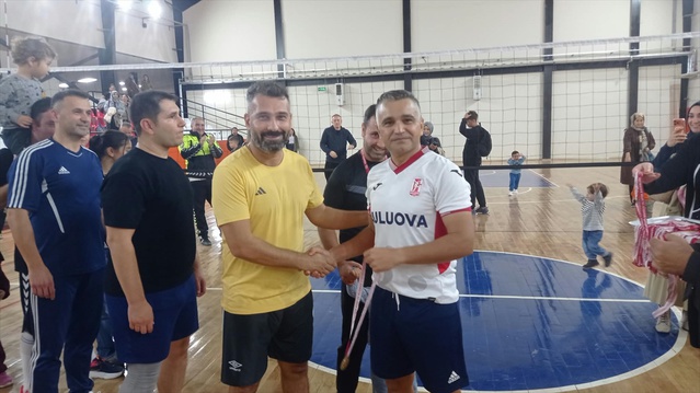 Jandarma'yı 2-1 yenen Gömeç İlçe Emniyet Amirliği voleybolda Cumhuriyet Kupası'nı kazandı