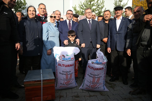 Kars'ta afetzede üreticilere tohum ve arı kovanı desteği