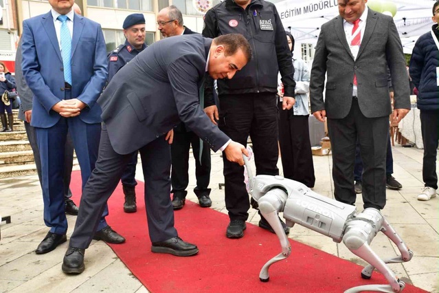 Alaşehir 2. Bilim Şenliği'nde 68 atölye ve robot köpek Logi öğrencilerle buluştu