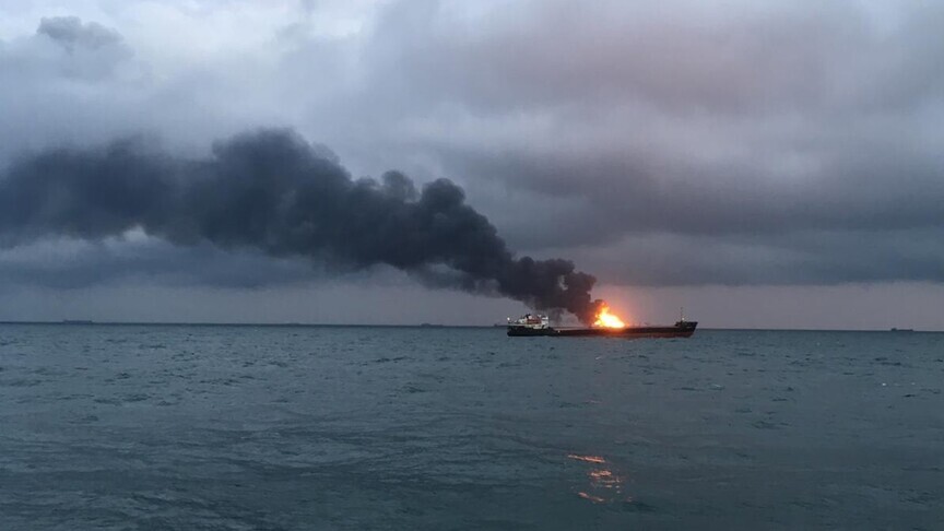 Umman açıklarında hedef alınan Panama bandıralı gemide yangın çıktı