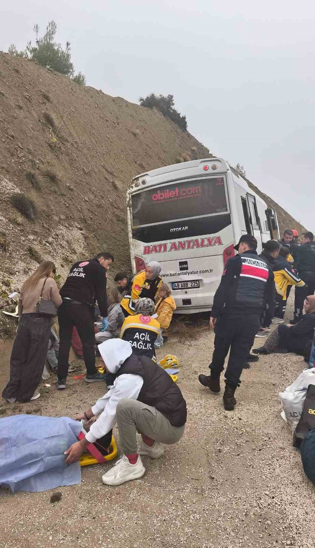 Antalya Korkuteli'de kayalıklara çarpan midibüste 6'sı Rus 9 kişi yaralandı