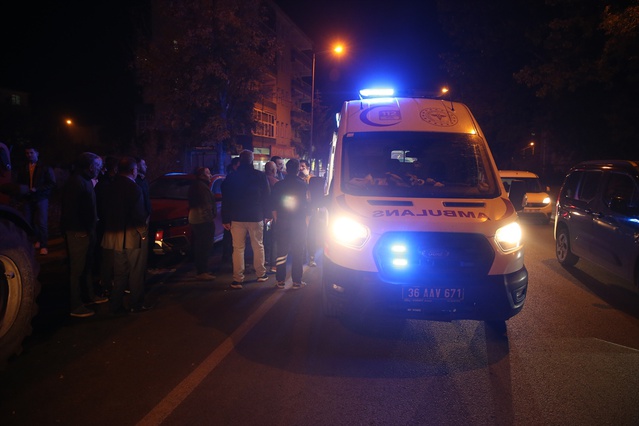 Kars'ta yolcusuz halk otobüsü karşı şeride geçip park halindeki iş makinesine çarptı