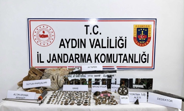 İki şüphelinin evine baskın yapan Karacasu jandarması 157 sikke ele geçirdi