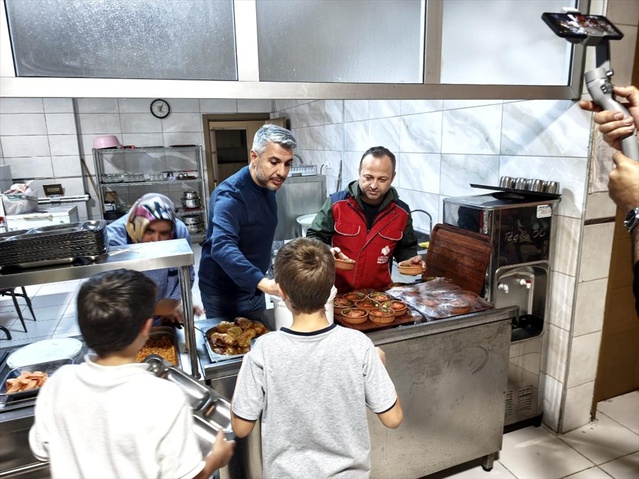 Hafızlık öğrencilerine 211 yıl sonra vakıf senedindeki şartla güveç ikram edildi