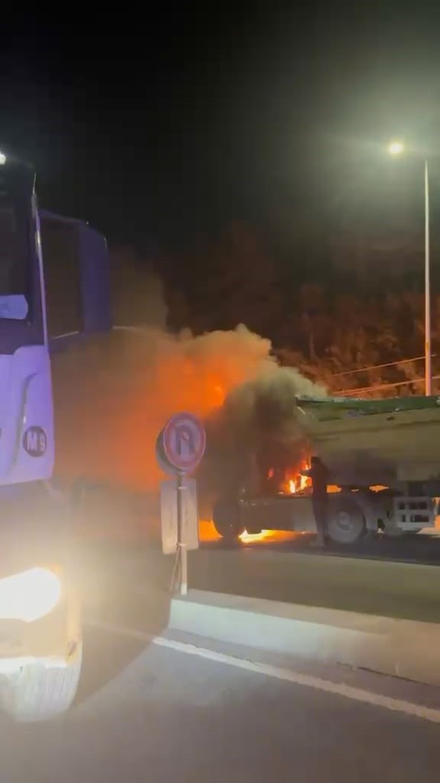 Arnavutköy'de hafriyat kamyonu alev topuna döndü, beton mikserinden müdahale edildi