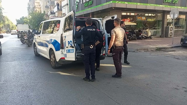 Aydın Nazilli'de kovalamaca sonucu 2 şüpheli, uyuşturucuyla gözaltına alındı