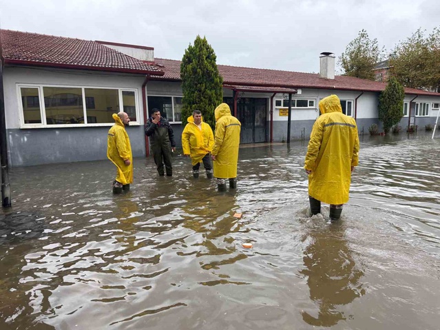 Karasu'da sel sonrası okullarda hasar tespiti başladı