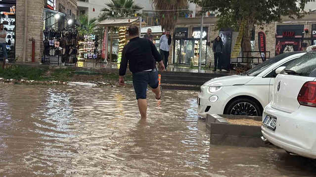 Adıyaman'da sağanakta metrekareye 22,2 kilogram yağış kaydedildi, yollarda çökme oldu