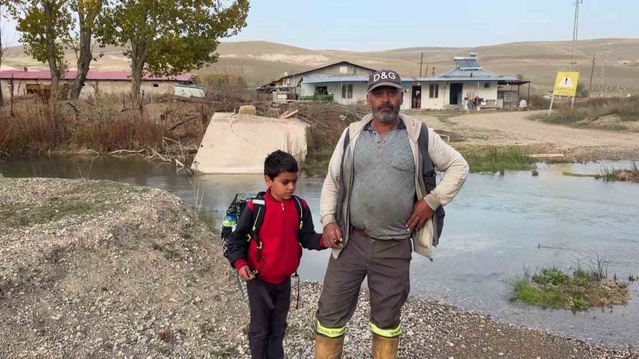 Kangal'da engelli öğrenci evinden servisle alınacak, 5 kilometrelik yol iyileştirildi