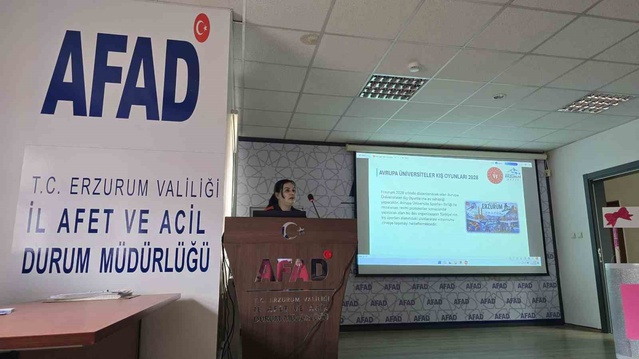 Erzurum'da spor uzmanı ve diyetisyen kamu çalışanlarına sağlıklı yaşamı anlatıyor