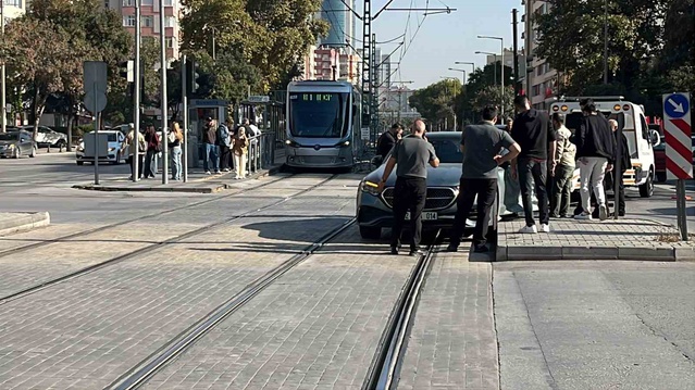 Konya'da çalışmadığı belirtilen otomobil tramvay seferlerini durdurdu, çekildi
