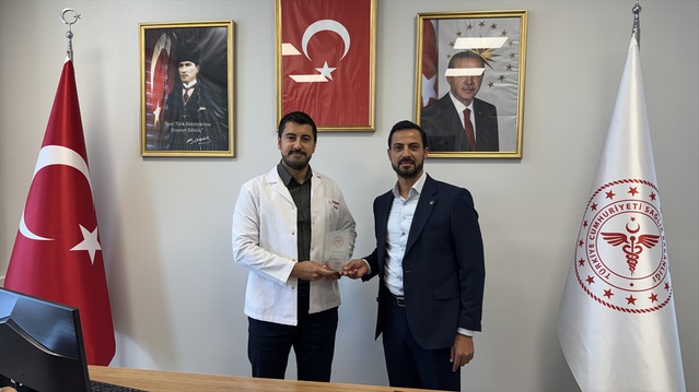 Marmaris Devlet Hastanesinde idarecilere Atatürk büstü katkıları için plaket verildi