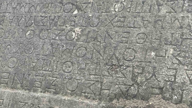 Sakarya Pamukova'da altyapı kazısında çıkan yazıtlı taş blok merak uyandırdı