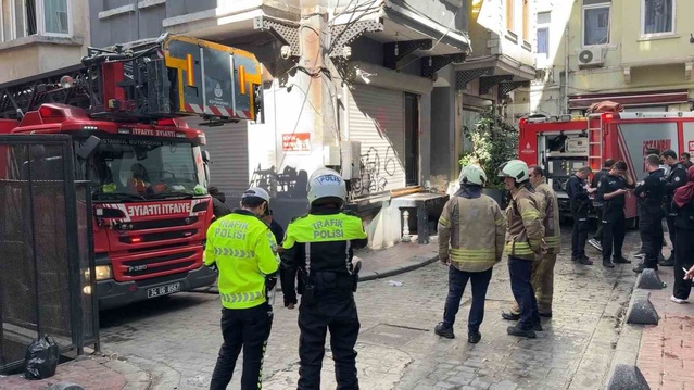 Beyoğlu'nda boş binadaki yangın söndürüldü, bir vatandaş dumandan etkilendi