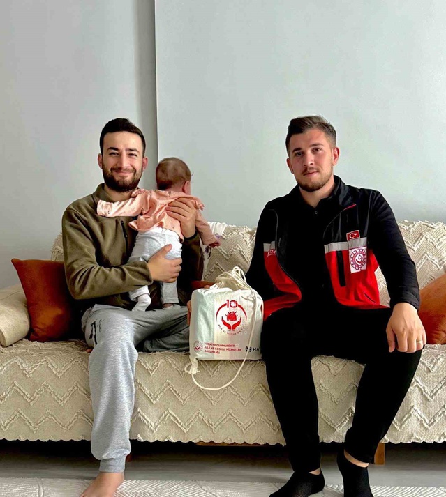 Sason'da yeni anne-babalara Hayat Bağı Projesi'yle bebek bakım çantası veriliyor