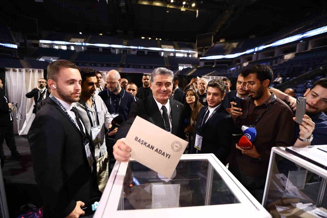 Beşiktaş'ta olağanüstü seçimli genel kurul Sinan Erdem'de, Başkan Adalı oy kullandı
