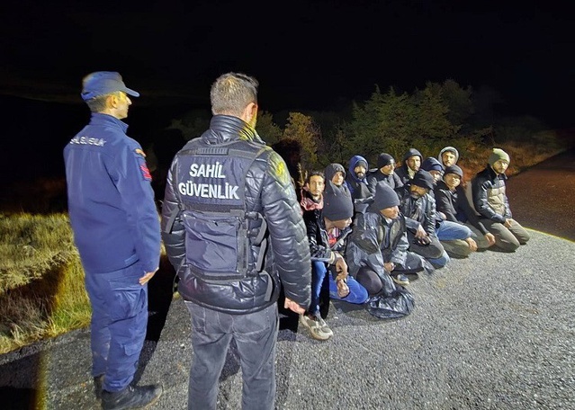 Sahil Güvenlik, İzmir Urla'da MORAD-9'un tespit ettiği 50 düzensiz göçmeni yakaladı.