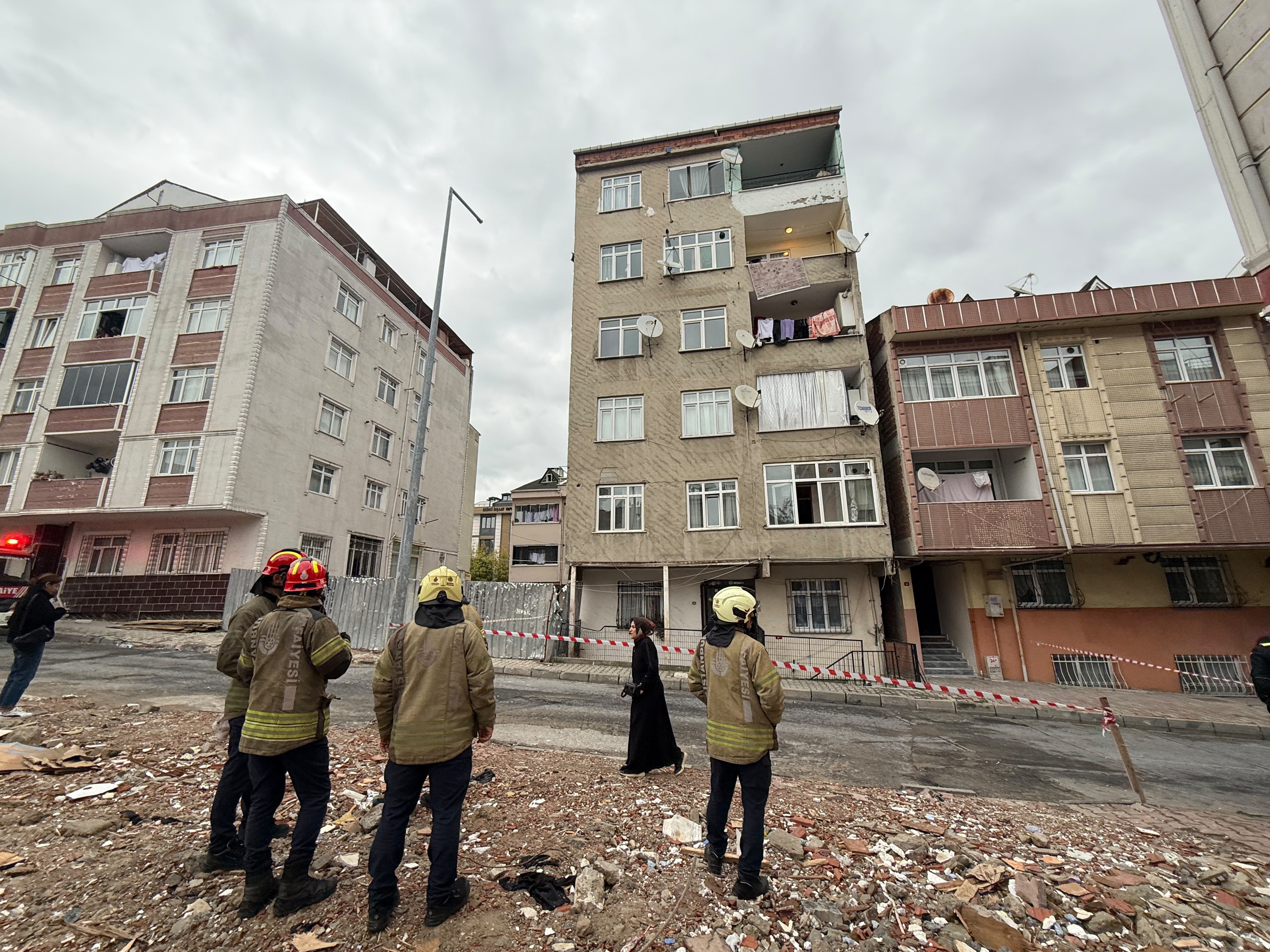 Küçükçekmece’de 7 katlı bina tahliye edildi. Çatlama sesleri geldi