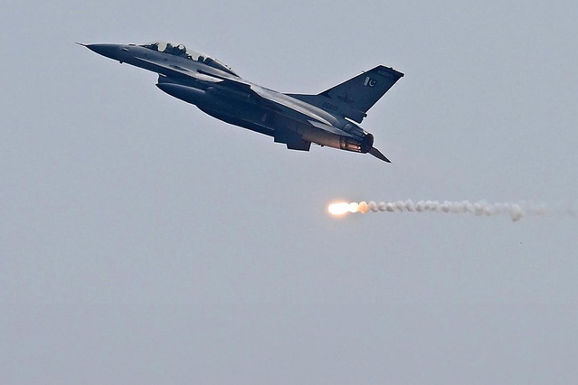 Pakistan savaşa dahil oldu! Jetler havalanıp bomba yağdırdı