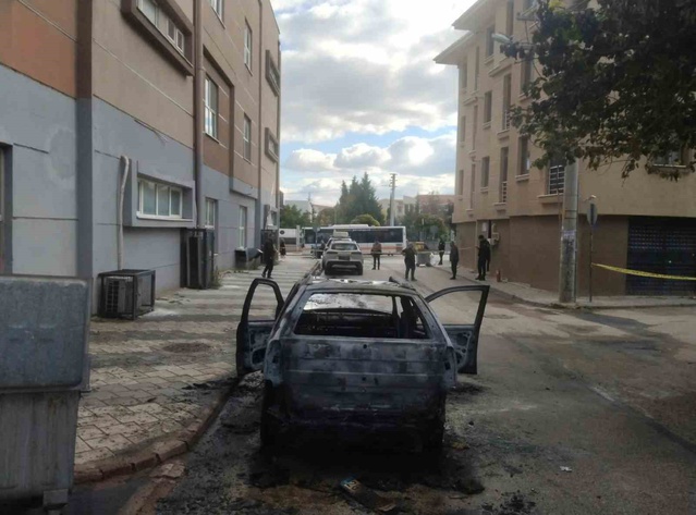 Eskişehir Tepebaşı'nda kundaklandığı iddia edilen otomobil küle döndü