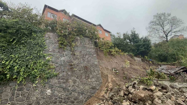 Zonguldak Ereğli'de heyelan sonrası istinat duvarı yıkıldı, üç katlı bina tahliye edildi