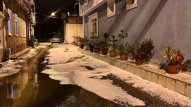 Bayburt'ta fındık büyüklüğündeki dolu ve sağanak su birikintilerine neden oldu