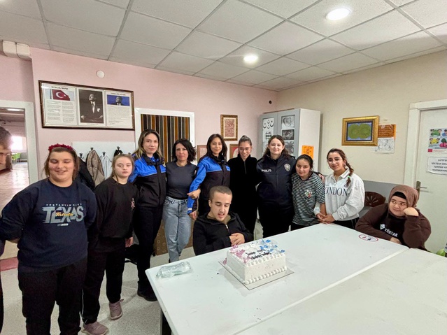 Amasya'da polisler özel eğitim okulunda 15 öğrenci için doğum günü pastası kesti