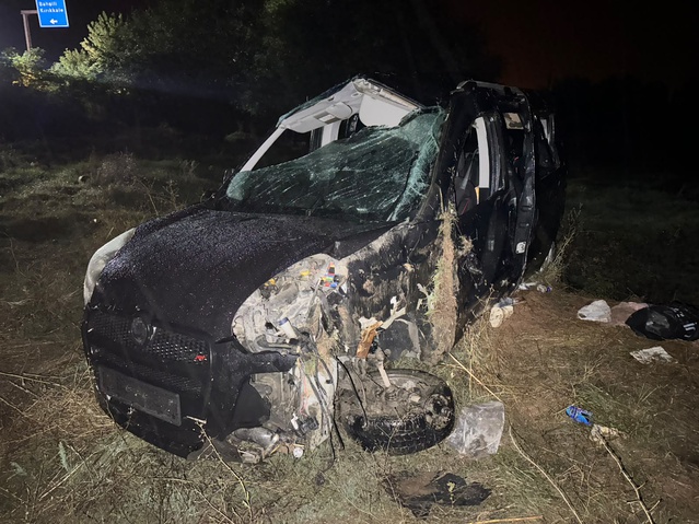 Kırıkkale'de trafik levhalarına çarpan araç şarampole yuvarlandı, 1 ölü, 4 yaralı