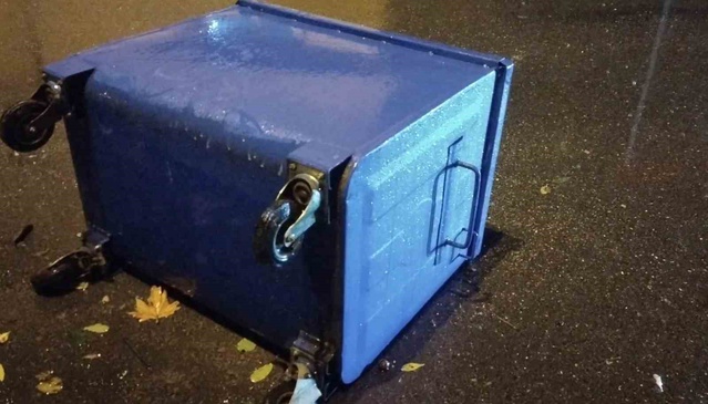 İstanbul'da sağanak etkisini artırdı, Üsküdar'da tıkanan rögarlar yolu nehre çevirdi