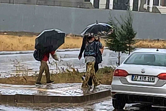 Gaziantep Araban'da sağanak vatandaşlara zor anlar yaşattı, su birikintileri oluştu