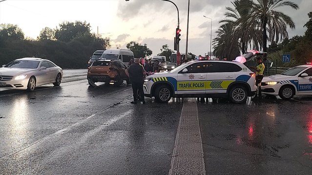 Antalya Manavgat'ta 3 aracın karıştığı zincirleme kazada 2 kişi yaralandı