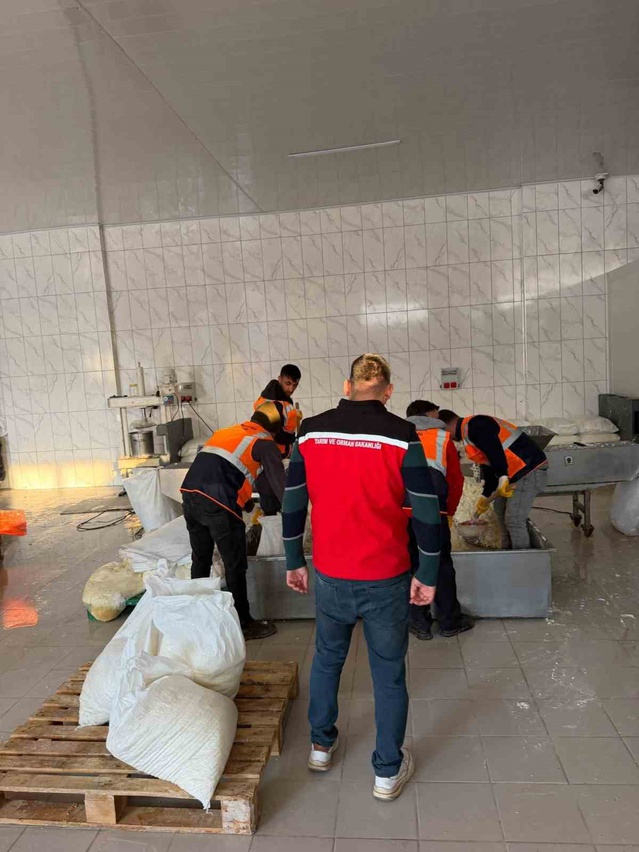 Akşehir'de ruhsatsız işletmeye baskın düzenlendi, yaklaşık 9 ton peynir imha edildi