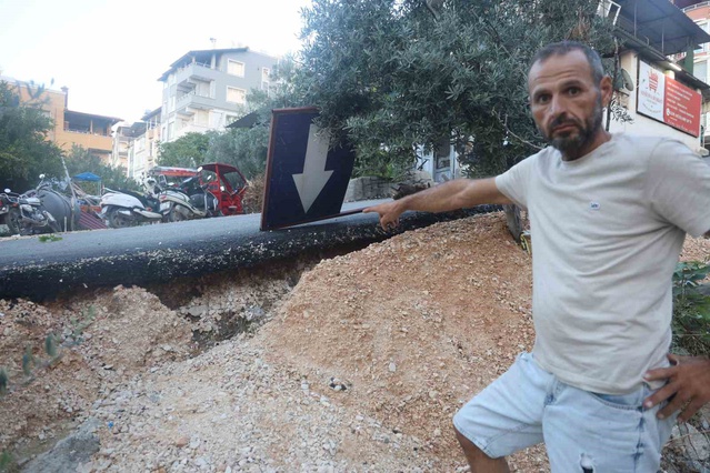 Hatay Defne'de kaza yokuşundaki asfaltta boşluklar oluştu, istinat duvarı isteniyor