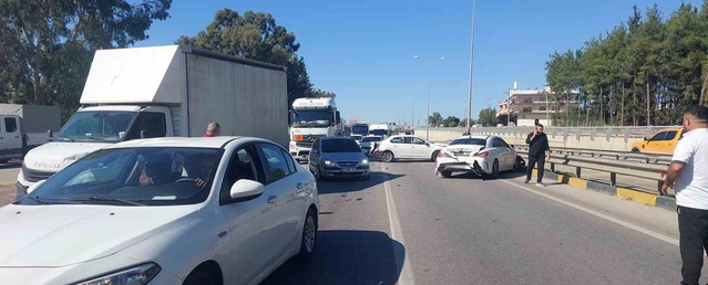 Antalya Serik'te D-400'de 3 araç zincirleme kazaya karıştı, yaralanan olmadı