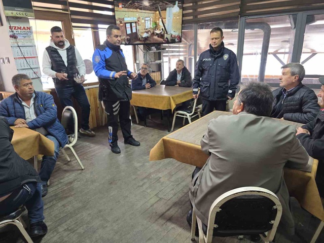 Bozüyük'te kıraathanelere giden polis sahte para konusunda broşür dağıttı