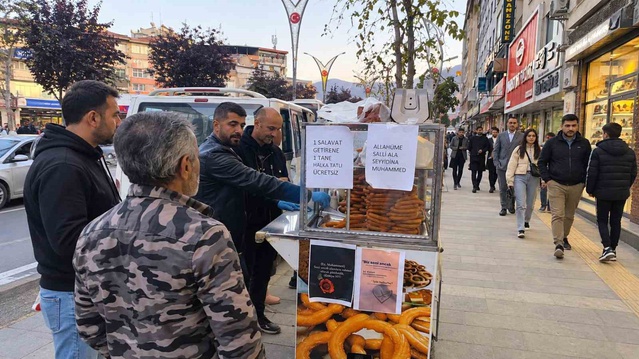 Hakkari'de salavat getirene ücretsiz halka tatlı