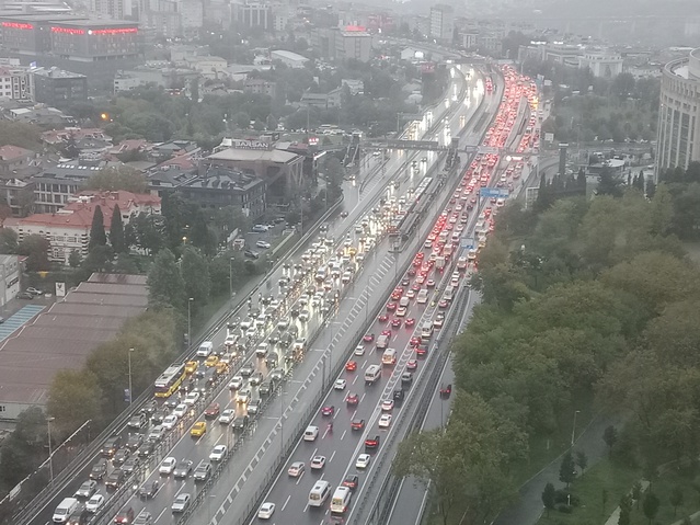 İstanbul'da trafik yoğunluğu yağış ve Galatasaray-Barcelona maçıyla yüzde 89'a ulaştı
