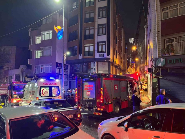 İstanbul Esenler'de 5 katlı binanın çatısındaki yangında ölen veya yaralanan olmadı